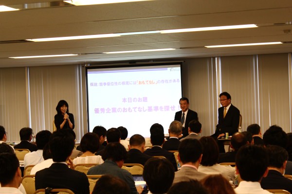 OMOTENASHI NIPPONと活動連携をしている世界を魅了するサービスチェーン研究会が主催する公開セミナーそしてジャパンスタンダード授与式 株式会社 良品計画計画会長松井忠三氏と俺の株式会社 代表取締役 坂本 孝氏によるパネルディスカッションの様子